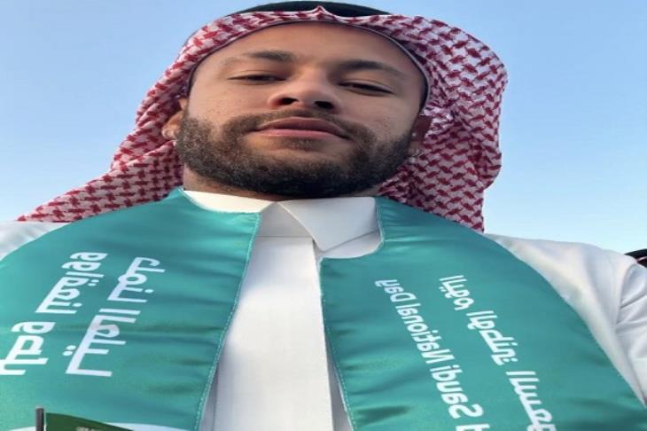 مرتديًا الشماغ.. نيمار يحتفل باليوم الوطني السعودي (فيديو)